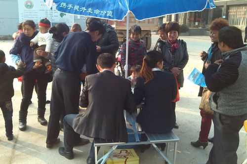 發(fā)放宣傳資料，耐心解答村民疑慮